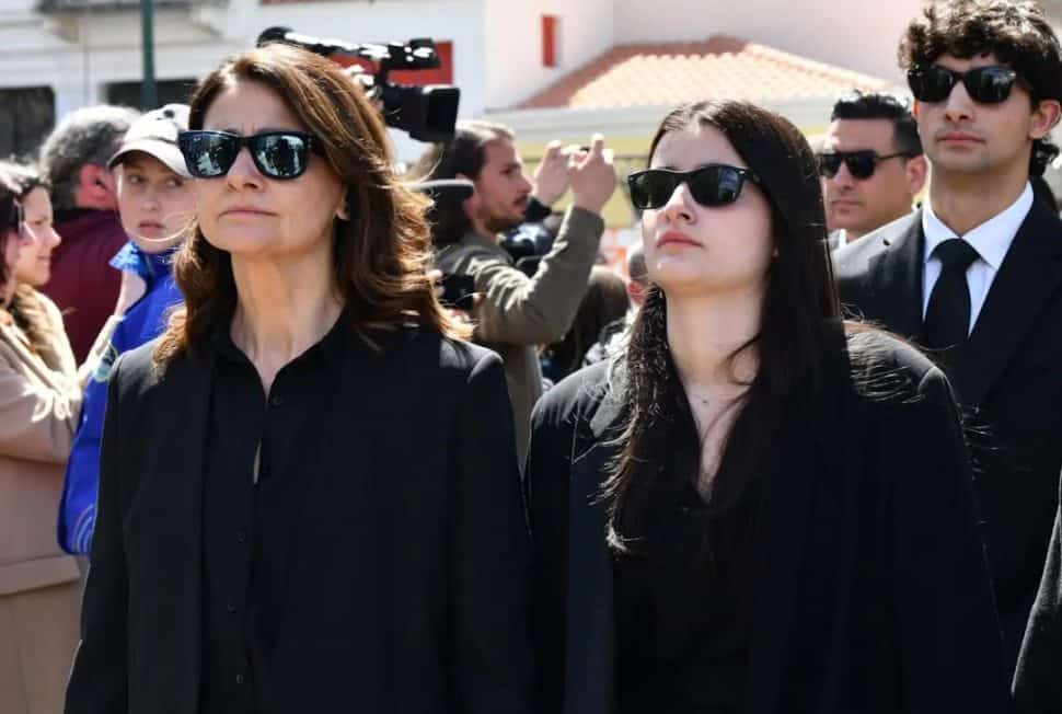 Κηδεία Μαρινέλλας: Συντετριμμένη η εγγονή της στη μεταφορά της σορού-«Γιαγιάκα μου, που πας» (βίντεο)