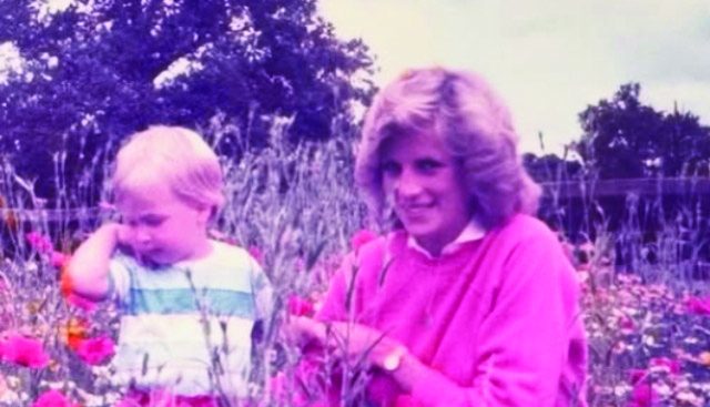 Ο πρίγκιπας Ουίλιαμ δημοσίευσε σπάνια φωτογραφία με τη Νταϊάνα για τη γιορτή της μητέρας