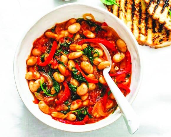 Γίγαντες γιαχνί με σπανάκι και πιπεριά Φλωρίνης