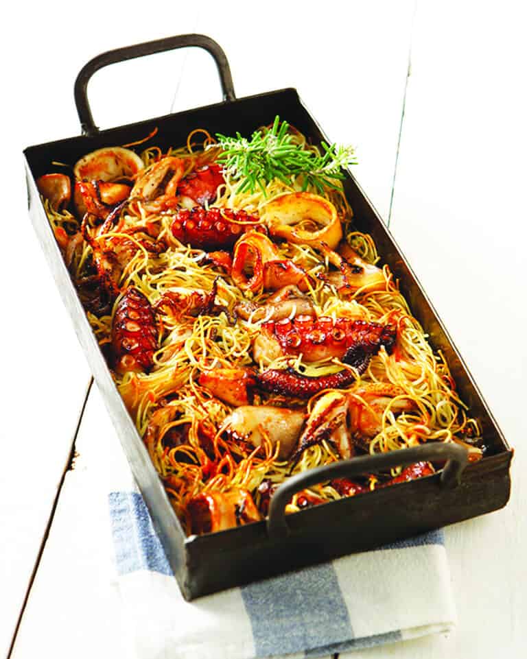 Γιουβέτσι με καλαμαράκια, χταπόδι και σουπιές