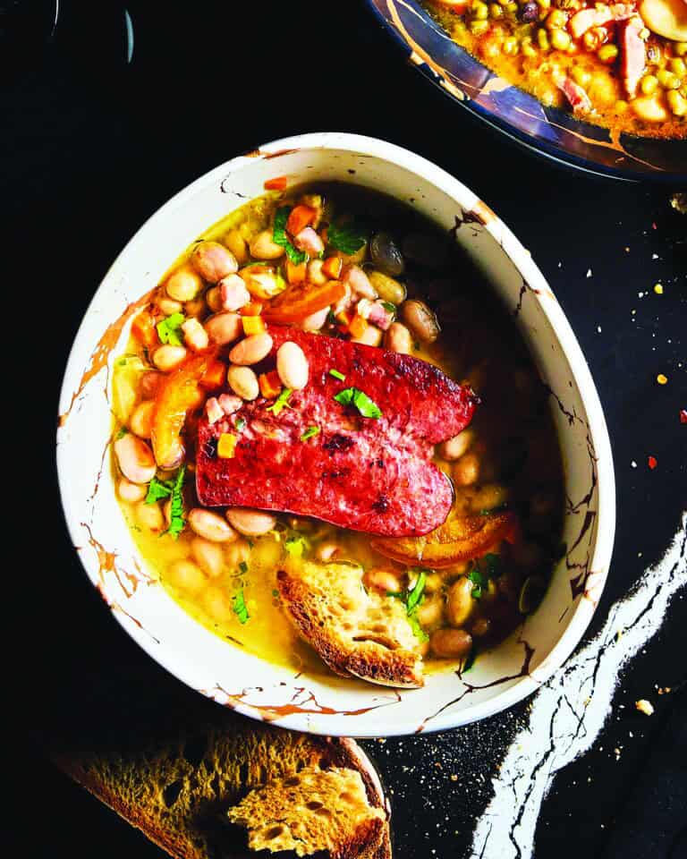 Γαλλική φασολάδα με πανσέτα και λουκάνικα