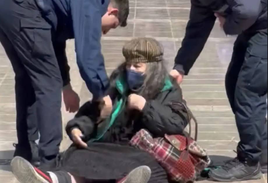 Απίστευτο σόου της Λουκά έξω από τη Μητρόπολη: «Η Μαρινέλλα είναι του σατανά»