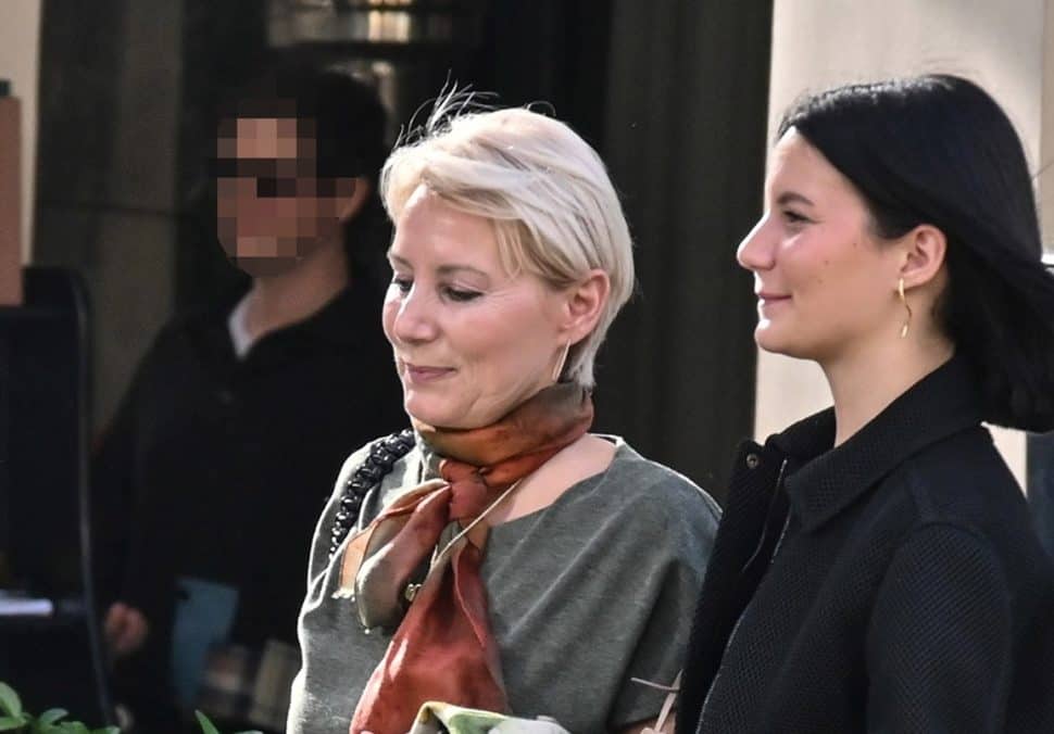 Νατάσα Παζαΐτη – Αλίκη Καραμανλή: Μητέρα και κόρη στιλάτες στο κέντρο της Αθήνας