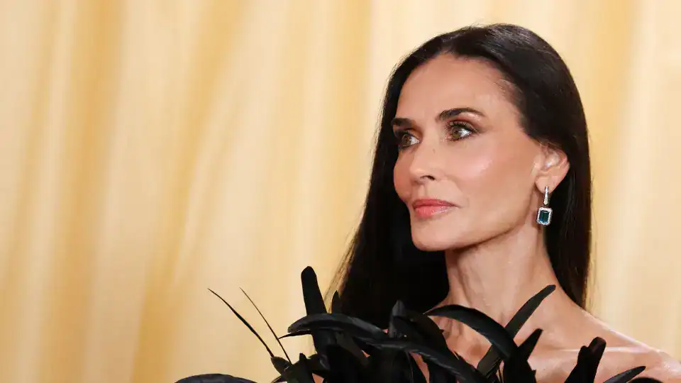 Η Demi Moore «κλέβει» τις εντυπώσεις με δραματικό φτερωτό φόρεμα Gucci στα Όσκαρ 2026