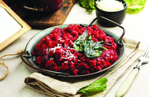 Vegan ριζότο με παντζάρι και καραμελωμένα φύλλα παντζαριού