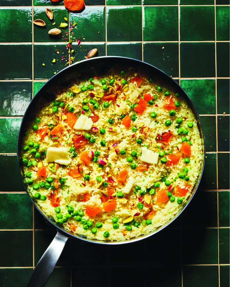 Πιλάφι στη γάστρα με αρακά, ξερά βερίκοκα και φιστίκια