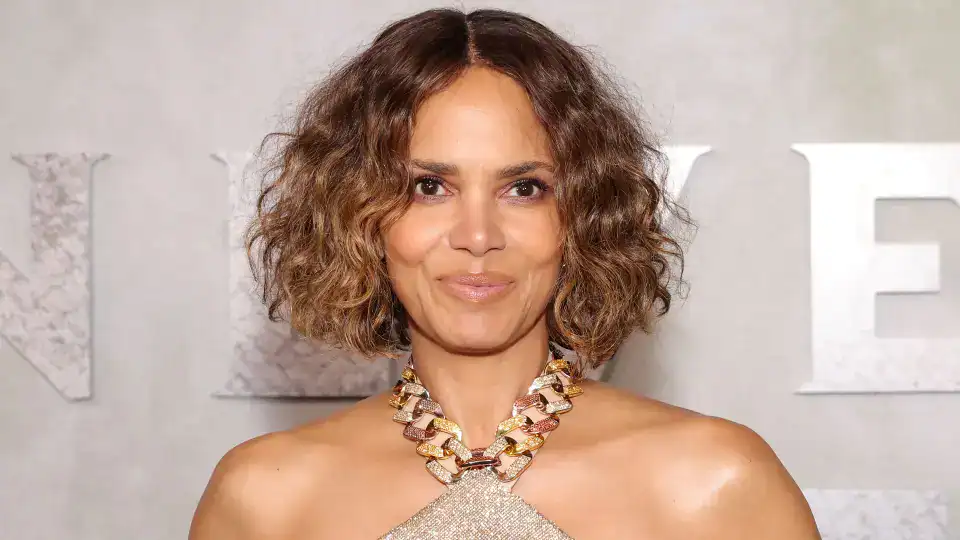 Η Halle Berry εντυπωσιάζει με τους γραμμωμένους κοιλιακούς της και αποκαλύπτει το μυστικό για τη φόρμα της