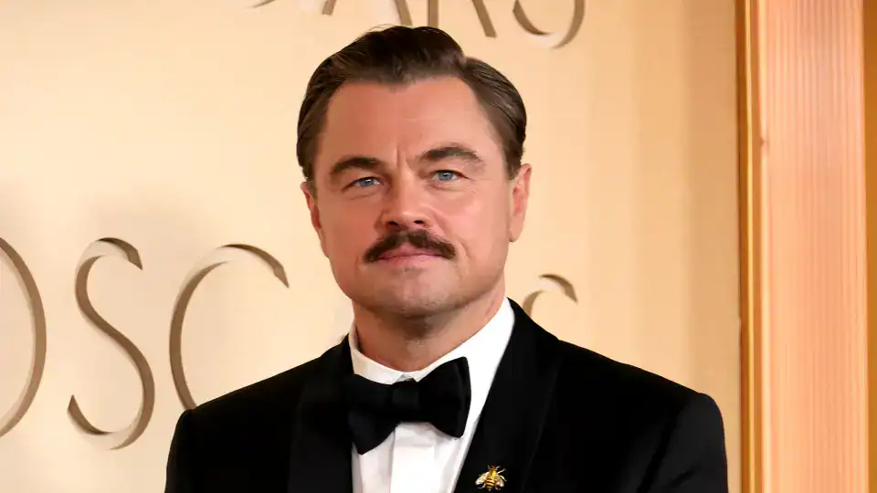 Ο Λεονάρντο Ντι Κάπριο και το μοντέλο φίλη του Βιτόρια Τσερέτι κάνουν την πρώτη δημόσια εμφάνιση ως ζευγάρι στα Όσκαρ 2026