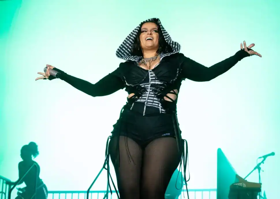 Η Nelly Furtado εντυπωσιάζει και απαντά στους body shamers