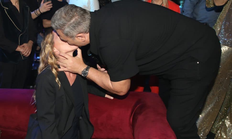 Αντώνης Ρέμος: Η αγωνία του να μας διαφημίσει τον έρωτά του με την Υβόννη-Μην δει φακό τρέχει να φιληθεί!