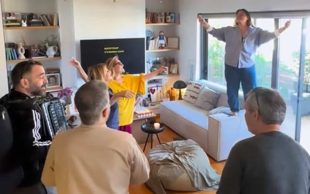 Έτσι γιόρτασε τα 68 ο Χατζηπαναγιώτης: Τρελό γλέντι στο σπίτι της Μπάρκα-Ανέβηκε στους καναπέδες η Δανάη