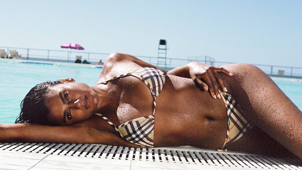 H Κέιτ του «Bridgerton» έβαλε τα μαγιό της!