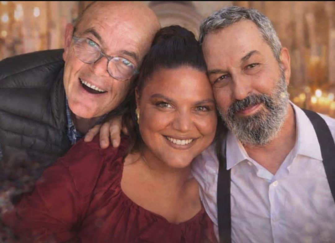 Με δύο μπαμπάδες στην εκκλησία η Μπάρκα: Η συγκινητική ιστορία ζωής της Δανάης