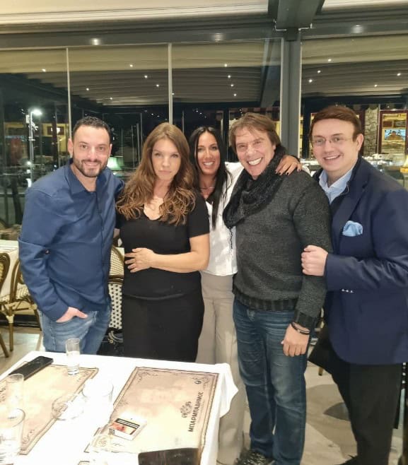 «Μπαρμπαδήμος» στο Μικρολίμανο: Πρόσωπα της showbiz και δημοσιογράφοι απόλαυσαν αυθεντικές ελληνικές γεύσεις