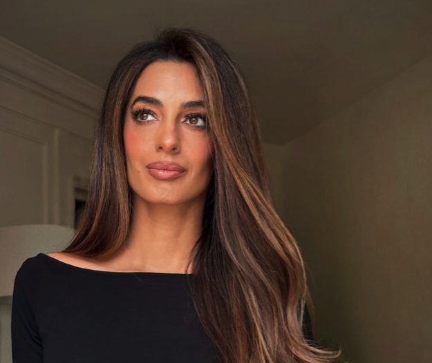 Η Amal Clooney μαγνητίζει τα βλέμματα με νέο haircut και δερμάτινη φούστα