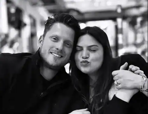 Δανάη Μπάρκα: Καψούρα πάνω στη μηχανή! Η βόλτα με τον Φάνη της!