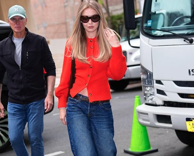 Η Gigi Hadid επιβεβαιώνει το πιο statement χρώμα της άνοιξης