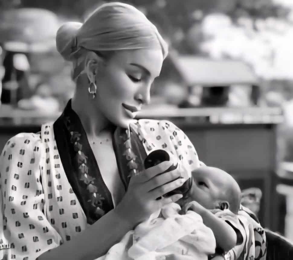 Κατερίνα Καινούργιου: Η πρώτη νύχτα με το μωρό! Δεν το αφήνει από τα μάτια της!