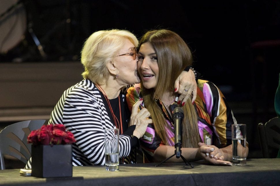 Άρρωστη η Παπαρίζου; Η απουσία από την κηδεία της Μαρινέλλας και το πρόβλημα υγείας που κρύβει!