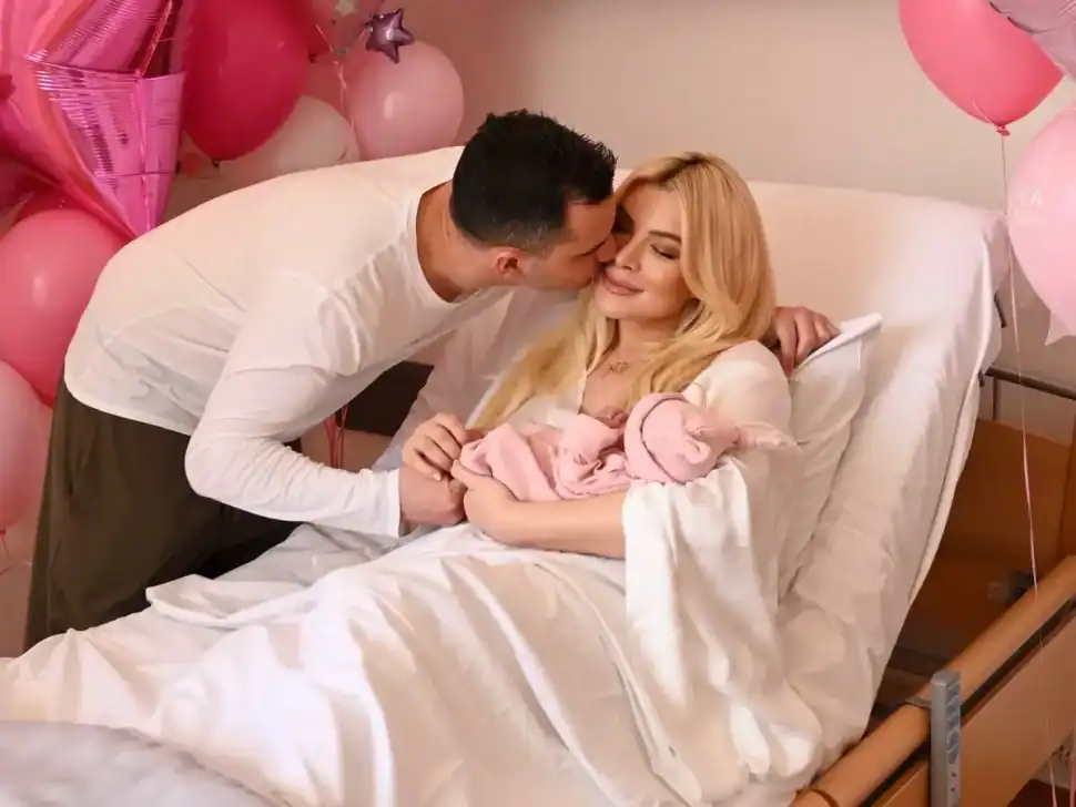 Κατερίνα Καινούργιου: Ο Κουτσουμπής έκανε την έκπληξη! Δημοσίευσε φωτογραφία της νεογέννητης κόρης τους