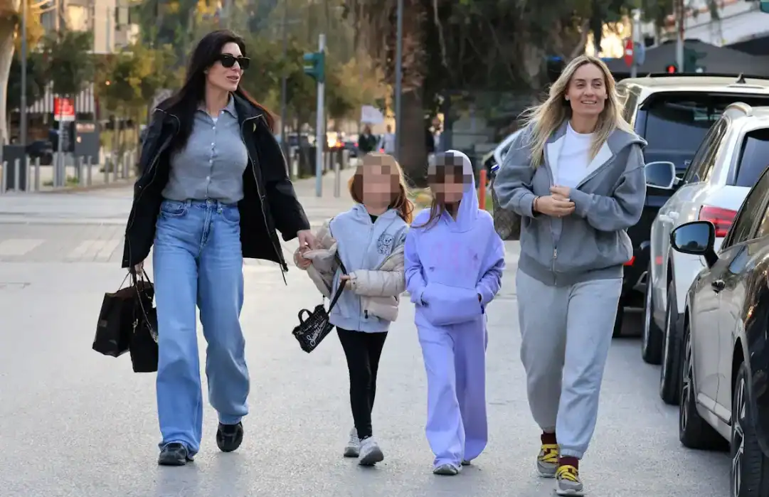 Χαλαρή οικογενειακή βόλτα στη Γλυφάδα για την Ελεονώρα Μελέτη με την κόρη της και την Φλορίντα Πετρουτσέλι