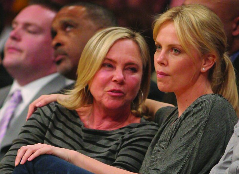 Η Σαρλίζ Θερόν περιέγραψε με κάθε λεπτομέρεια τη νύχτα που η μητέρα της σκότωσε τον πατέρα της για να τη σώσει