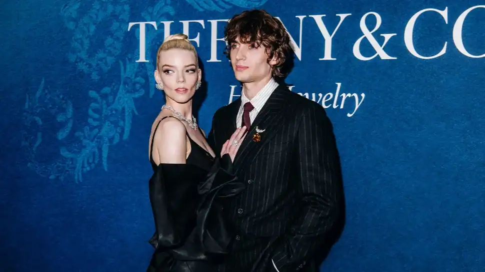 Από τη μυστική τελετή… στο δημόσιο love post: Η Άνια Τέιλορ Τζόι γιορτάζει 4 χρόνια γάμου