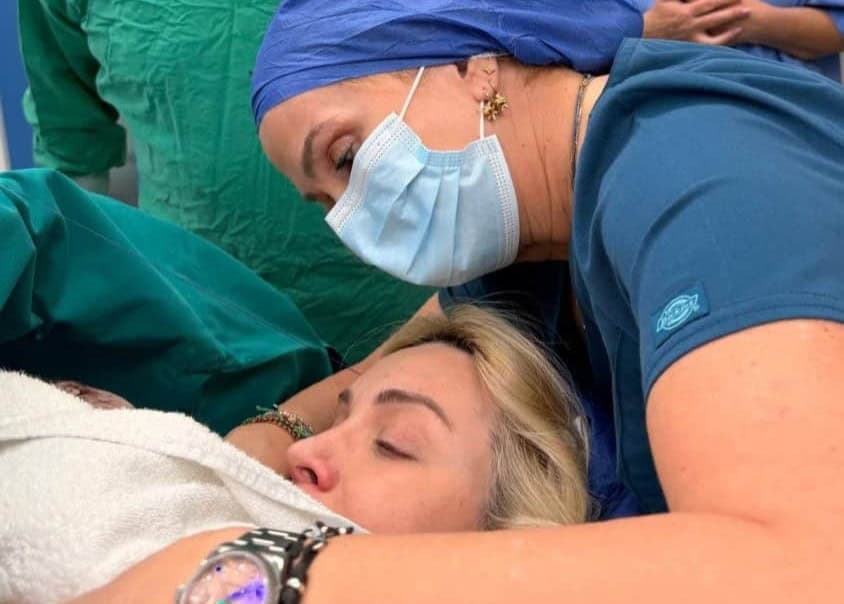 Κατερίνα Καινούργιου: Mας δείχνει τη στιγμή που ξεγεννάει-Η αδημοσίευτη φωτογραφία μέσα από το χειρουργείο