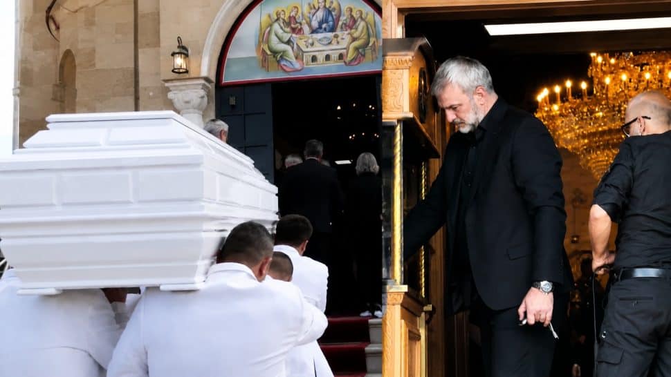 Κηδεία Μαστροκώστα: Έφτασε η σορός στο Ελληνικό-Η σπαρακτική αγκαλιά του Δέλλα στην πεθερά του