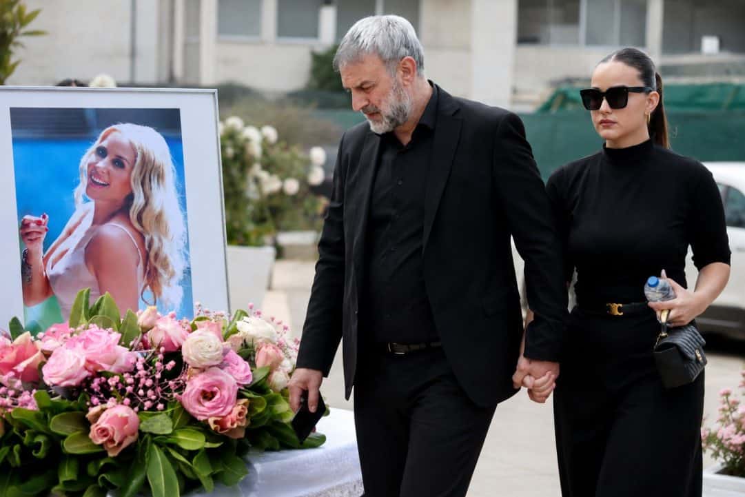 Κηδεία Μαστροκώστα: Με φωνή τρεμάμενη Δέλλας και Βικτώρια στους επικήδειους τους-«Σου έλεγα θα σε πάρω μαζί μου στις σπουδές μου, σ΄αγαπώ μανούλα μου»
