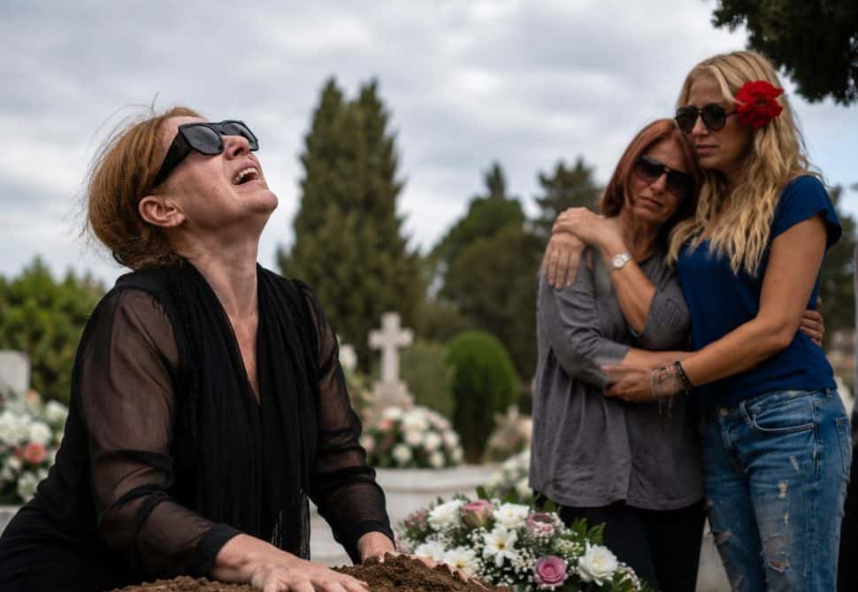 Σπυριδούλα Μαστροκώστα: Οι λυγμοί της «έσπαγαν» τη σιωπή του Μεσολογγίου-Με ηρεμιστικά στα χέρια προσπαθούσαν να την ηρεμήσουν μόλις μπήκε το φέρετρο στο χώμα