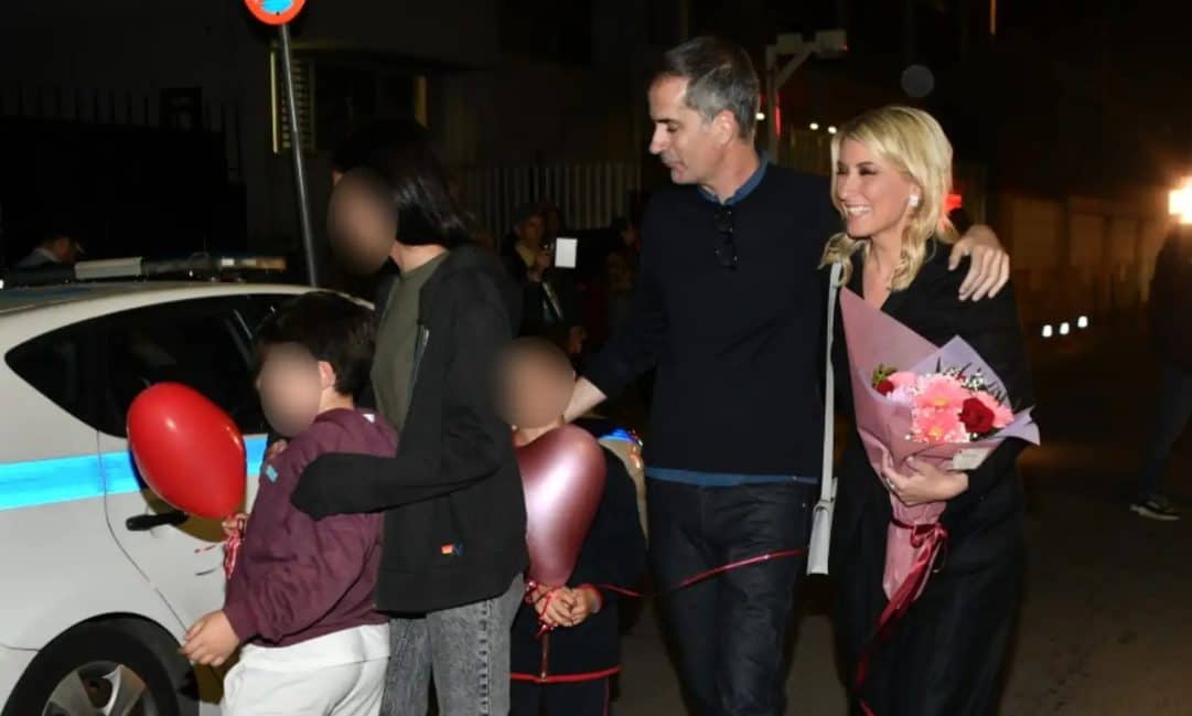 Έτσι έσβησε τις φήμες διαζυγίου ο Μπακογιάννης: Με μια τεράστια ανθοδέσμη στη Σία έκλεισε τα στόματα