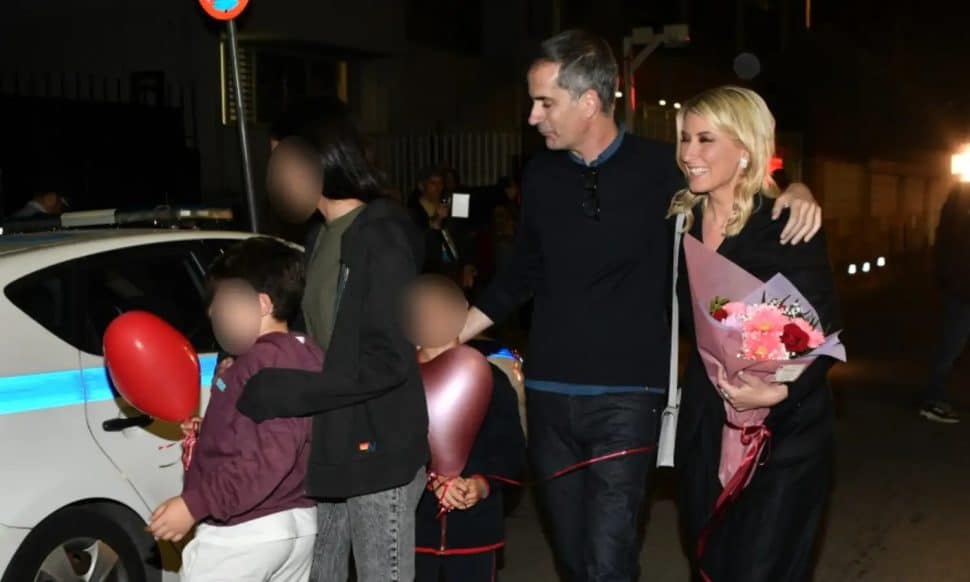 Έτσι έσβησε τις φήμες διαζυγίου ο Μπακογιάννης: Με μια τεράστια ανθοδέσμη στη Σία έκλεισε τα στόματα