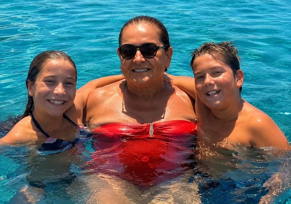 Η νέα ζωή της Ντόρας Μπακογιάννη: Νίκησε τον καρκίνο στο αίμα-Διακοπές στο εξοχικό και προτεραιότητα στα εγγόνια από εδώ και στο εξής