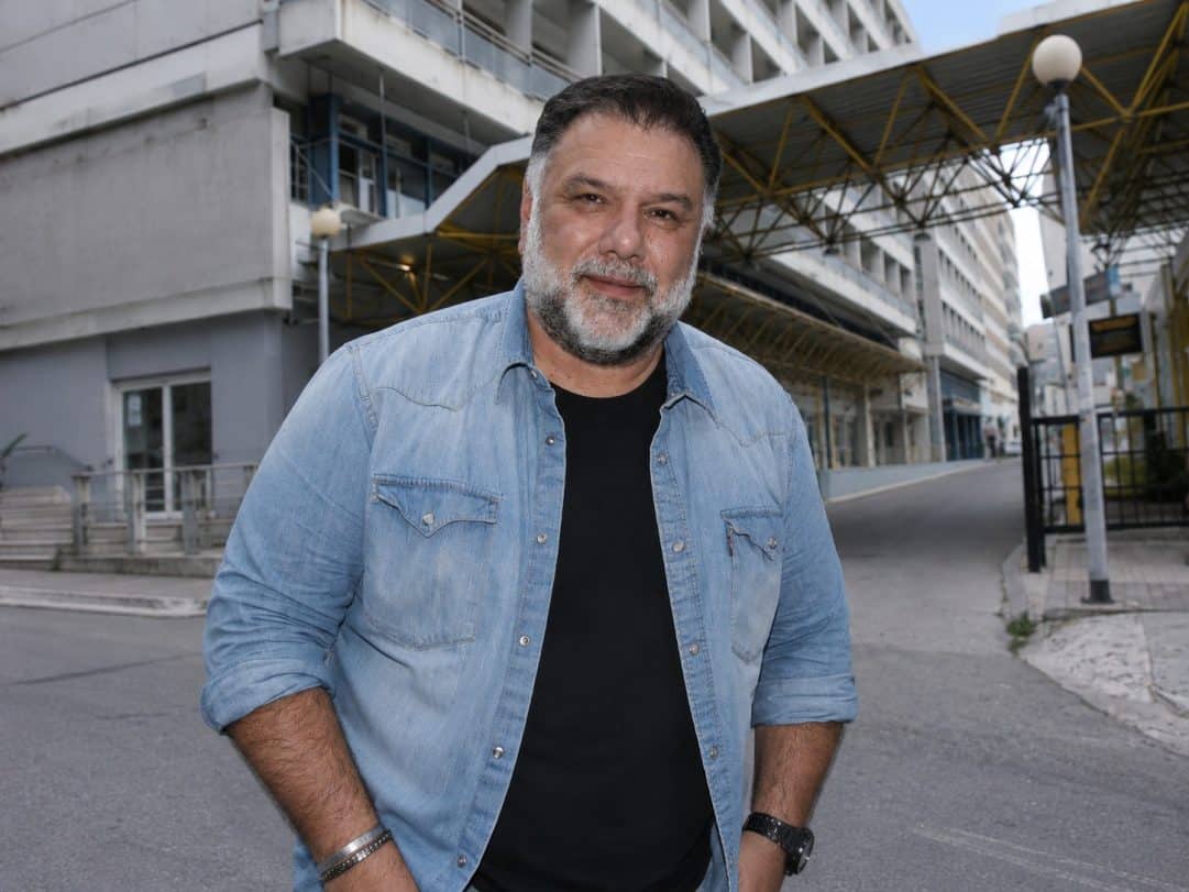 Έκτακτο! Εσπευσμένα στο νοσοκομείο ο Γρηγόρης Αρναούτογλου-Διπλωμένος στα δύο από τους πόνους