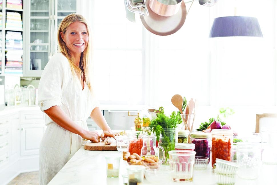 Gwyneth Paltrow:  Λαχταριστά αυγά ποσέ με γλυκοπατάτες και ψάρι με κολοκυθάκια και σάλτσα verde