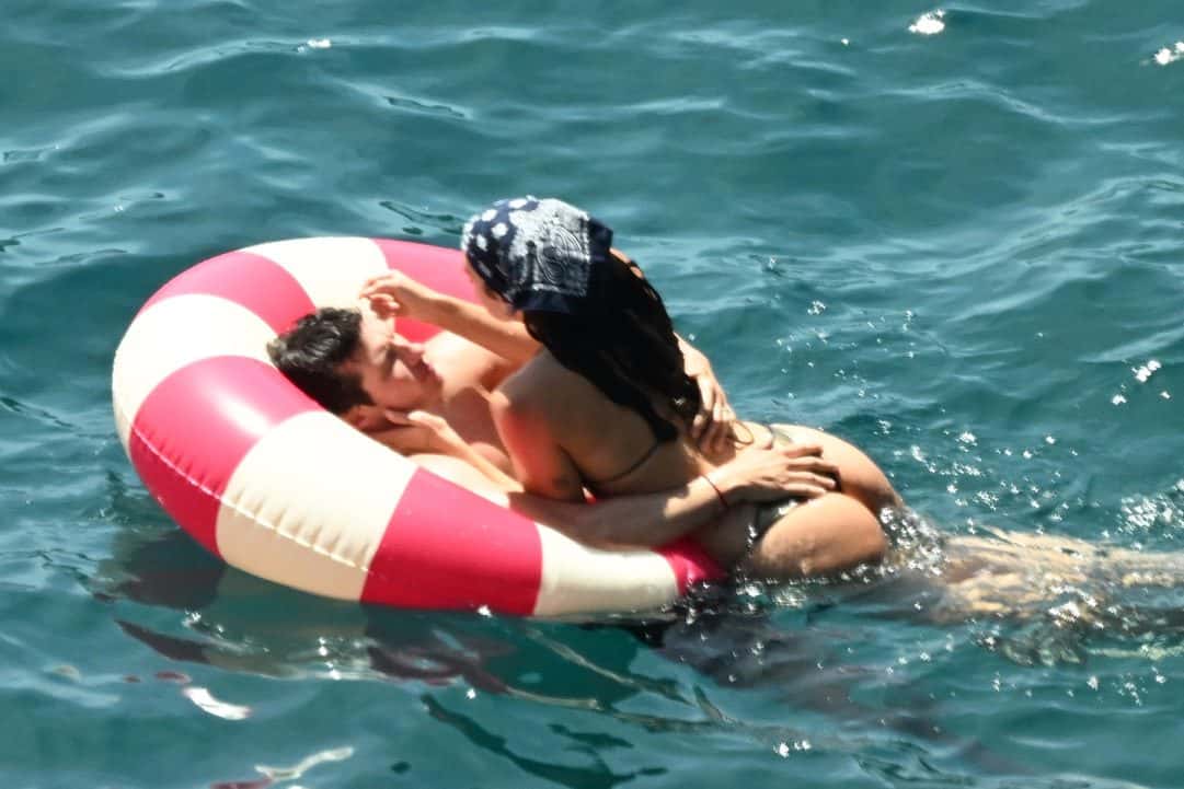 Η Λίπα και ο Τέρνερ είναι ακόμα στα ουράνια: Μήνας του μέλιτος με απλωτές, φιλιά και μπικίνι!