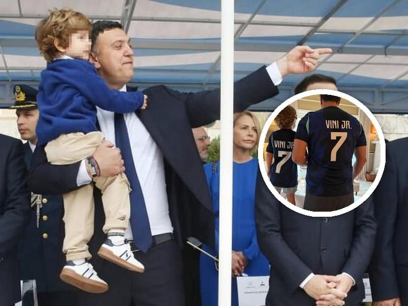 Συγκινεί ο Βασίλης Κικίλιας: «Το 1ο Μουντιάλ με τον γιο μου»-Η Τζένη τους καμαρώνει και τους σταυρώνει