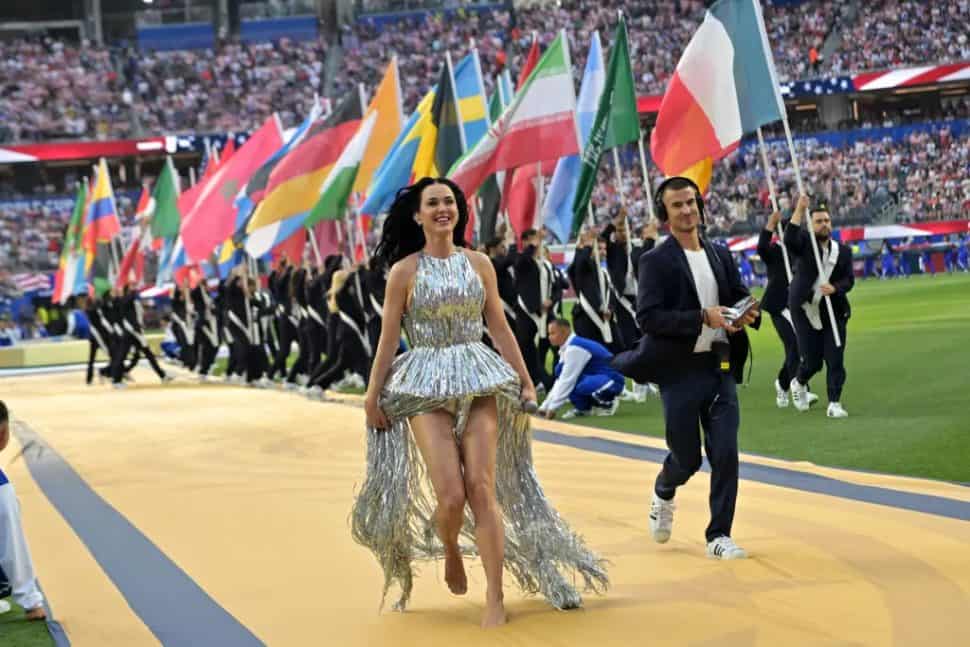 «Φωτιά» οι Εξέδρες του Μουντιάλ: Katy Perry και Justin Trudeau Αντάλλαξαν Τρυφερές Στιγμές Μπροστά στις Κάμερες