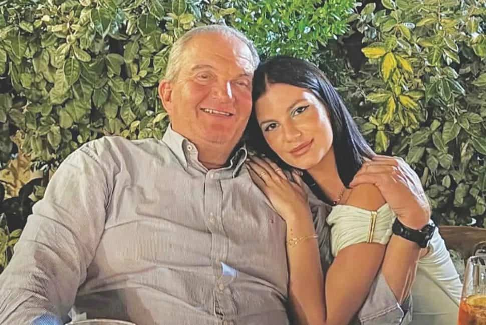 Παίρνει το πτυχίο της η κόρη Καραμανλή: Η τρυφερή αγκαλιά στον πατέρα της