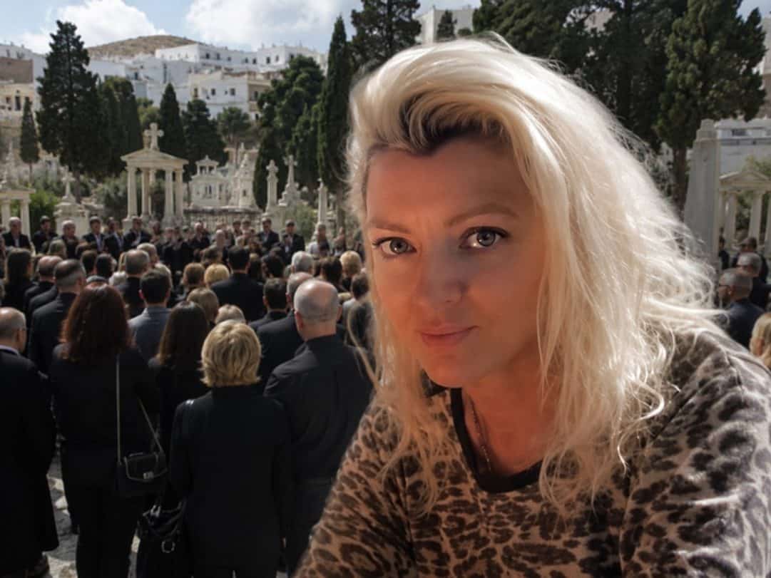 Τώρα το τελευταίο «αντίο» στην διασώστρια στην Σύρο: Σπαράζουν τα δύο ανήλικα παιδιά της και ο σύζυγος-Το κοριτσάκι με λευκά και ο γιος με…