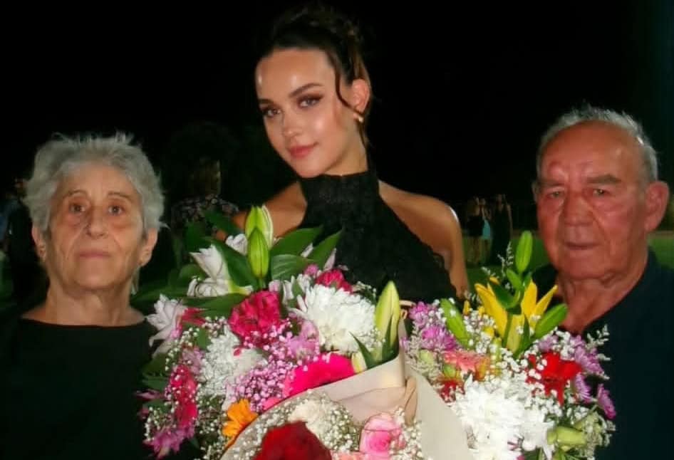 Βικτώρια Δέλλα: Λύγισαν οι παππούδες της στην αποφοίτησή της – Τα συγκινητικά λόγια για τη Γωγώ με δάκρυα στα μάτια