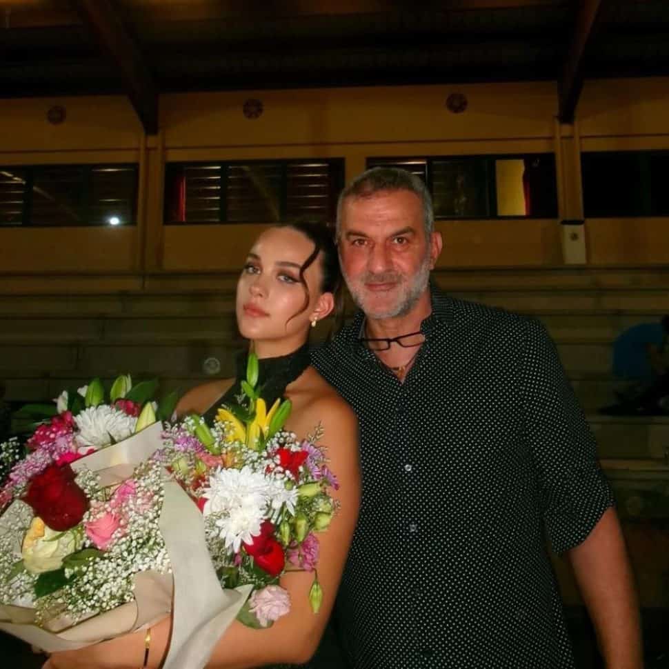 Αποκάλυψη! H νέα ζωή του χήρου Δέλλα: Μ’ αυτήν τη γυναίκα πήγε στην αποφοίτηση της κόρης του