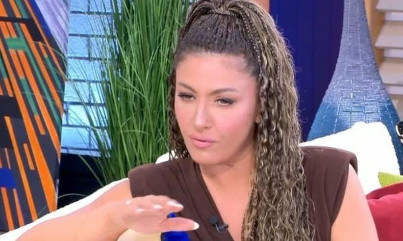 H Παπαρίζου αποκαλύπτει: «Κρατούσα τον πατέρα μου, ήθελε να τον δείρει»-Το χυδαίο σχόλιο και η οργή