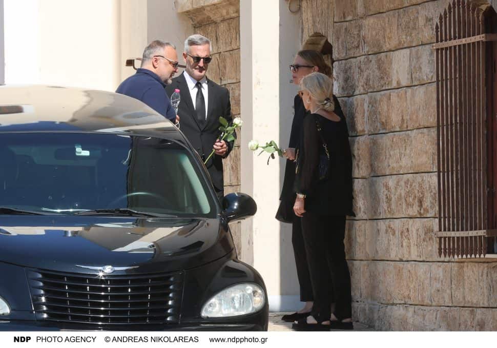 Ράκος η Έλενα Κατραβά – Με λευκό τριαντάφυλλο αποχαιρετά τον Λορέντζο Καριέρε