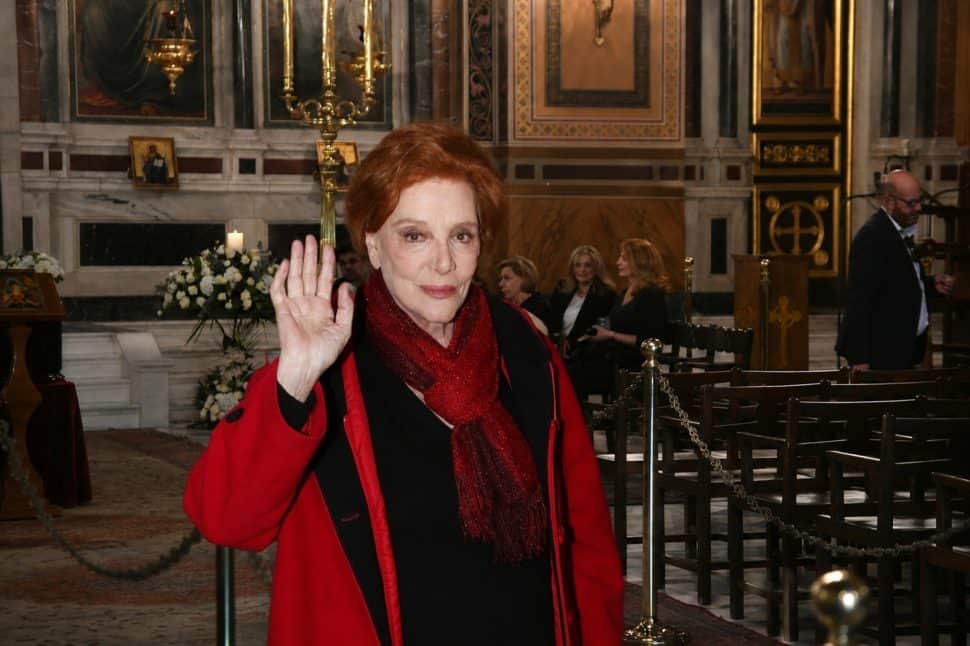 Δάκρυα στην Μητρόπολη Αθηνών για τη Μάρω Κοντού – Έφτασε η σορός της
