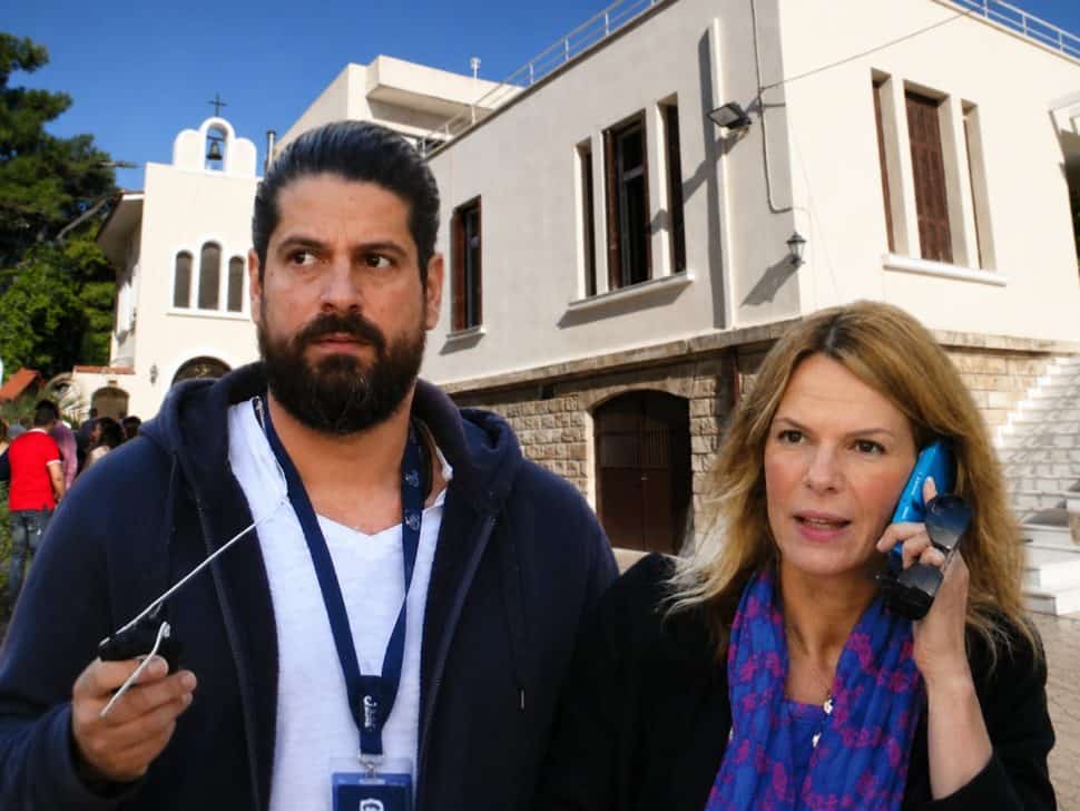 Κηδεία Λορέντζου Καριέρε: Ανύποτος θρήνος έξω από τον καθολικό ναό του Αγίου Ιωάννου στο Ψυχικό – Η παράκκληση της οικογένειας