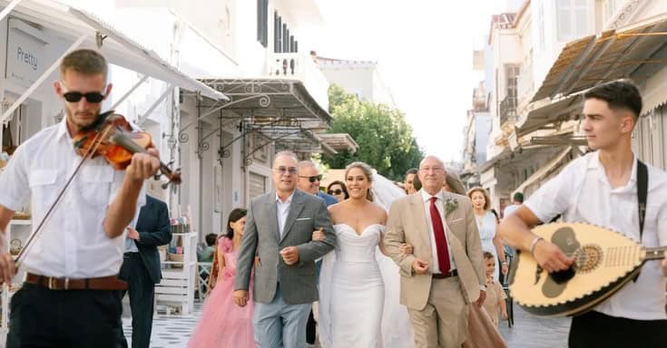 Περήφανος θείος ο Φώτης Σεργουλόπουλος: Συνόδευσε την ανιψιά του στην εκκλησία – Φωτογραφίες από τη τελετή