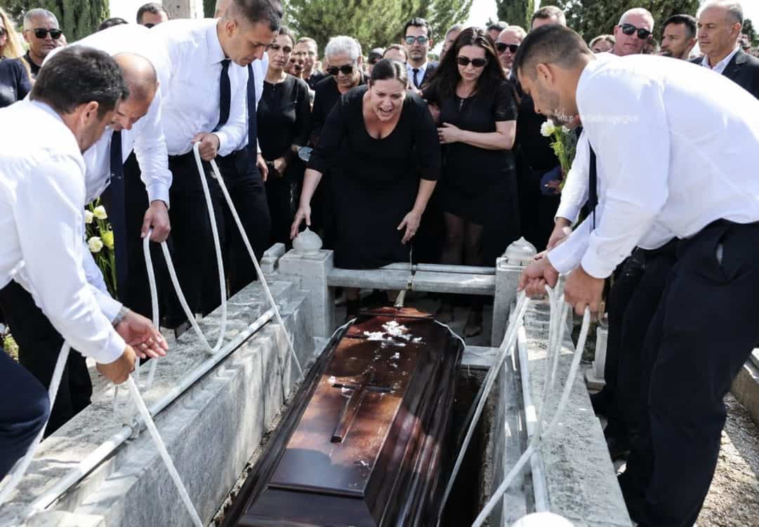 Κηδεία Κόκοτα: Η κραυγή της Κατερίνας όταν έμπαινε το φέρετρο στο χώμα – Στιγμές αρχαίας τραγωδίας στο Γ’ Νεκροταφείο (φωτογραφίες)