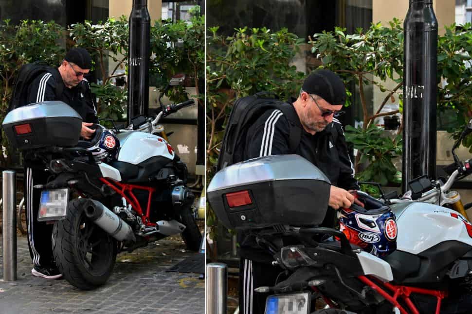 Σπύρος Παπαδόπουλος: Τι συμβαίνει με το περίεργο σκουφάκι που φόρεσε μέσα στον καύσωνα; Οι φωτογραφίες που προκάλεσαν απορίες